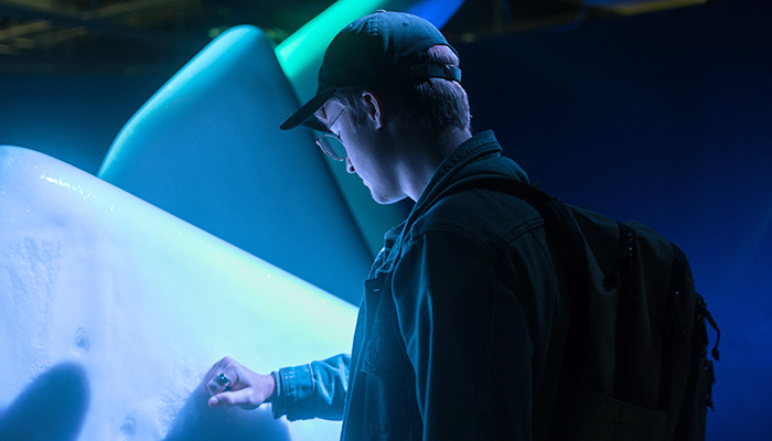 Ein Freiwilligendienstleistender besucht ein Museum.